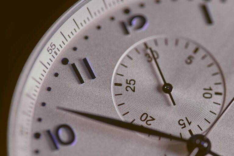 Read more about the article The Silent Revolution: Why Screenless Fitness Trackers Are Dominating 2026